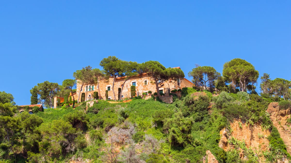 Une maison sur les hauteurs de Blanes en Espagne