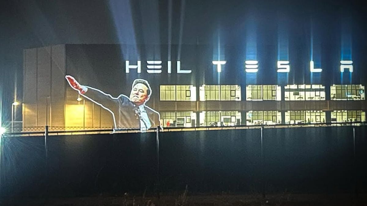 Pourquoi le salut nazi d'Elon Musk a-t-il été projeté sur une usine Tesla, à Berlin ?