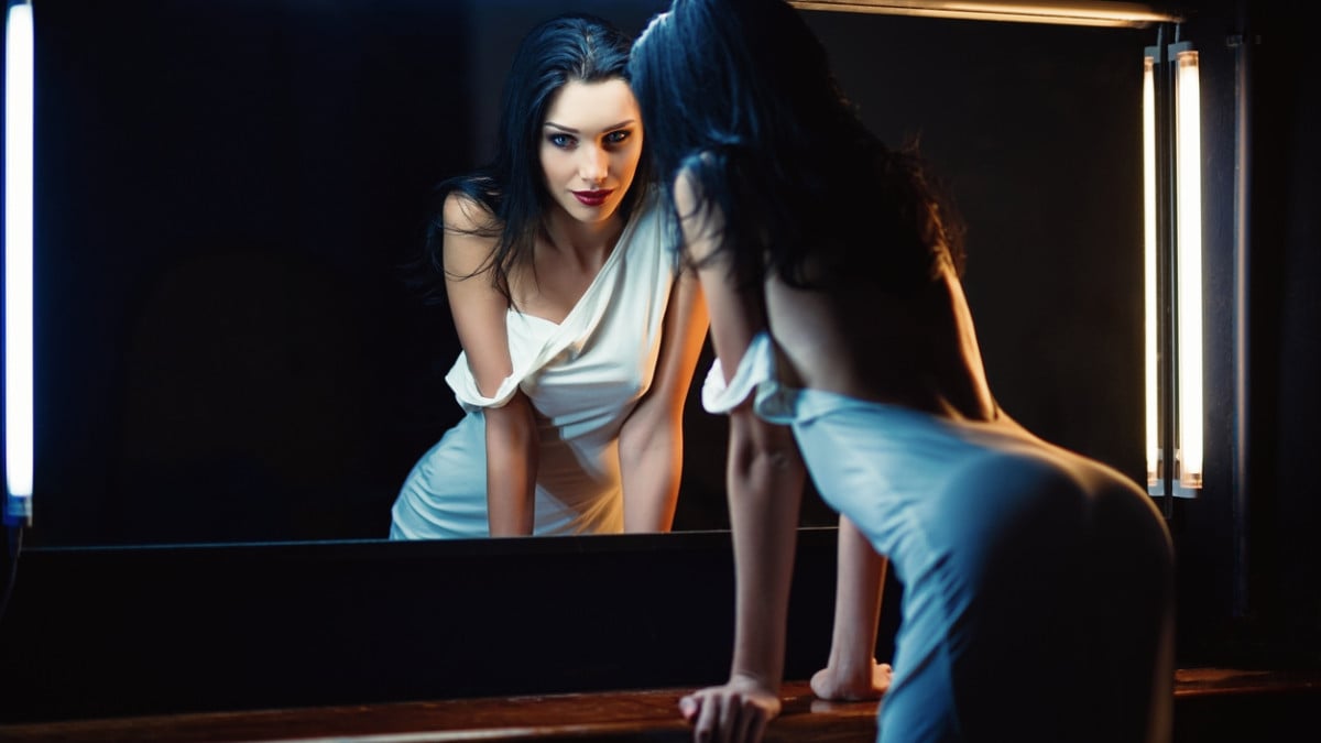 une jolie femme devant un miroir