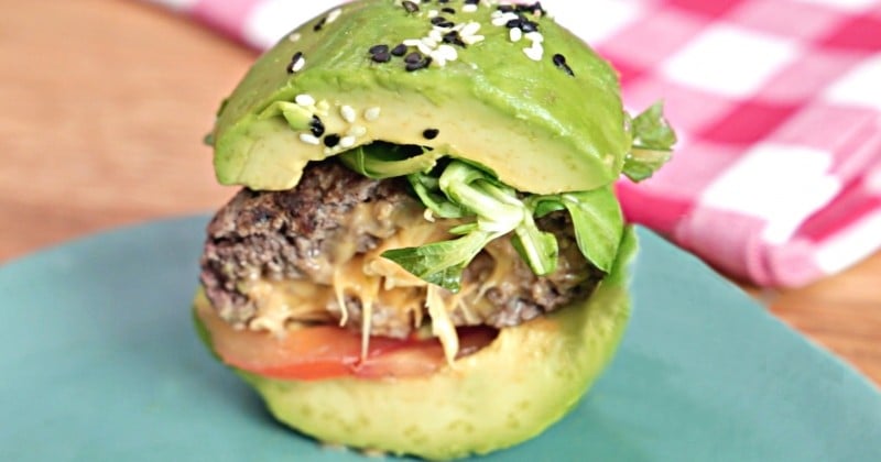 Envie de revisiter le célèbre burger américain ? La recette de l'avocado burger devrait vous plaire ! 