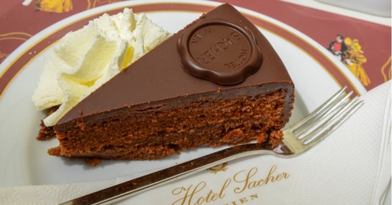 Fondez pour la Sachertorte, le gâteau viennois élégant et très chocolaté !