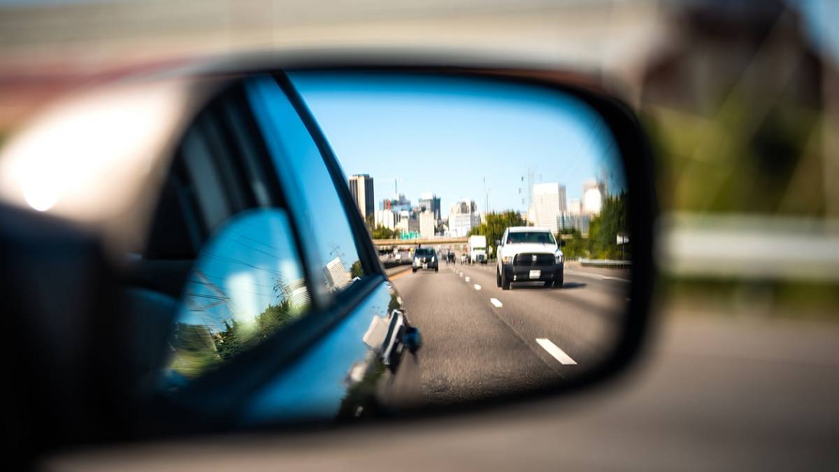 rétroviseur de voiture reflétant un véhicule à l'arrière