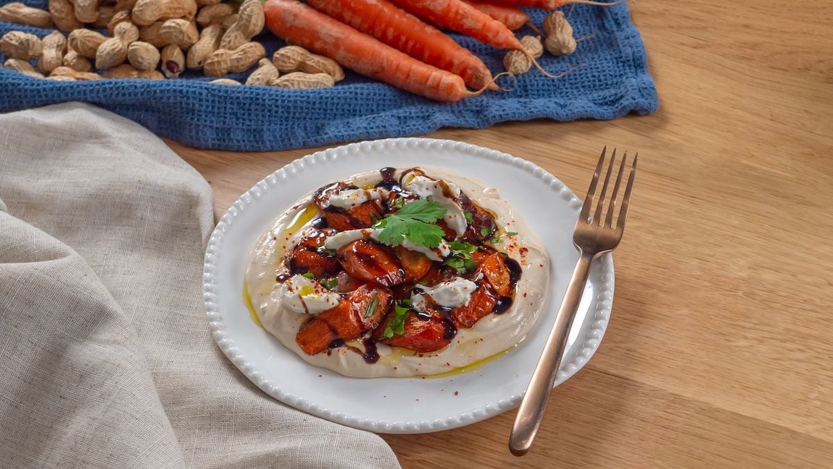 Carottes rôties et sauce au beurre de cacahuète