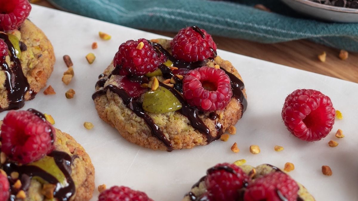 Goûtez sans plus attendre ces incroyables cookies aux pistaches et framboises, une explosion de gourmandise !