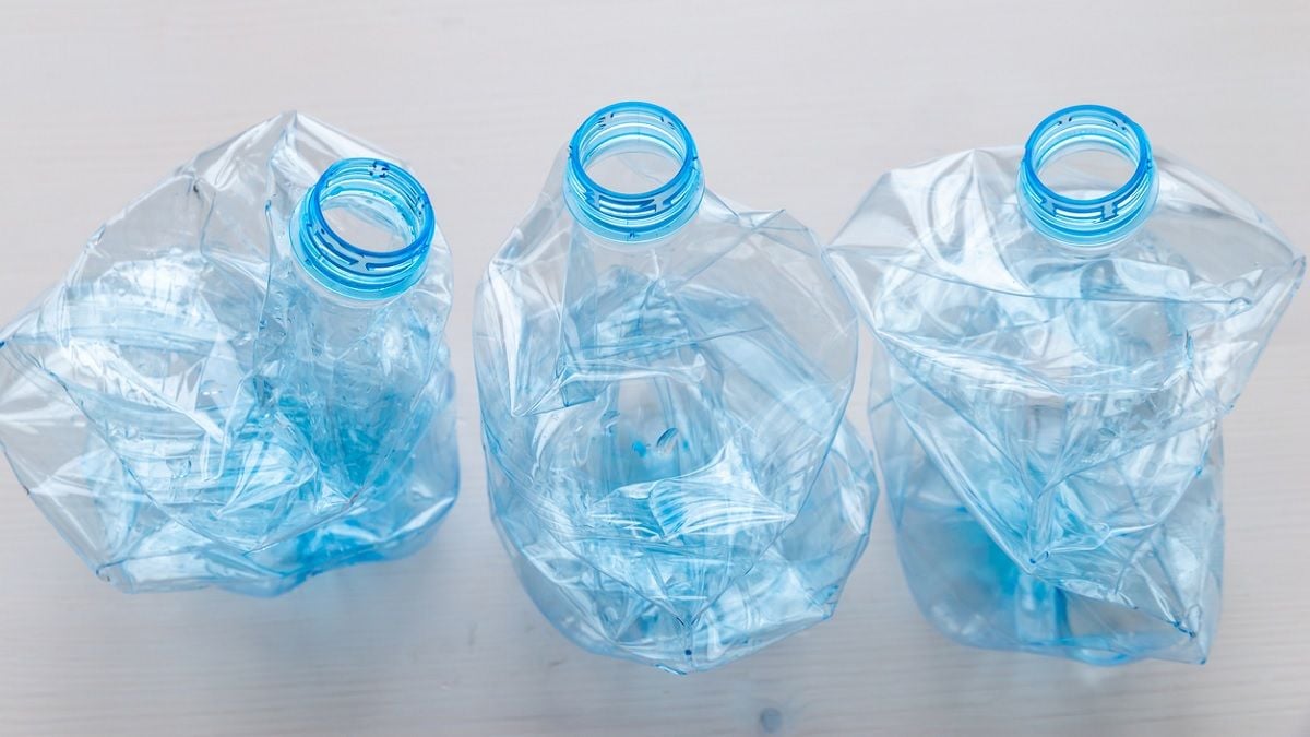 Vous ne devez pas écraser vos bouteilles en plastique avant de les jeter à la poubelle