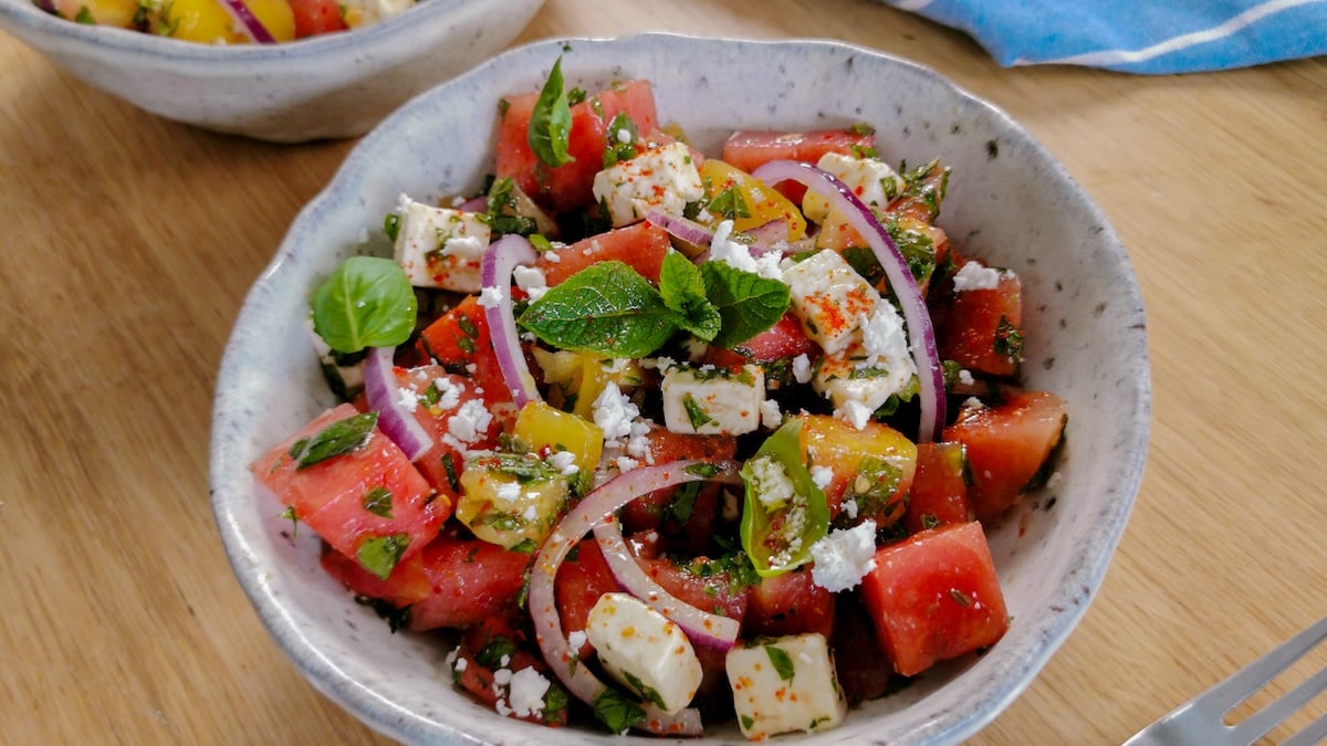 Salade de pastèque, tomates, oignons et feta