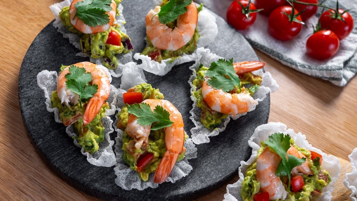 Chips de feuilles de riz, guacamole et crevettes