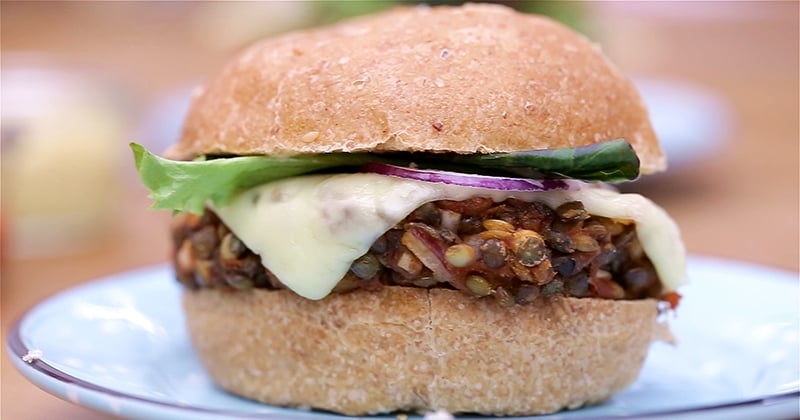 Succombez pour le savoureux burger végétarien bio et son steak de lentilles maison