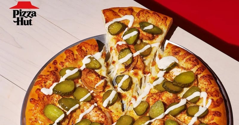 Après la pizza à la coriandre, Pizza Hut dévoile une pizza aux... cornichons !