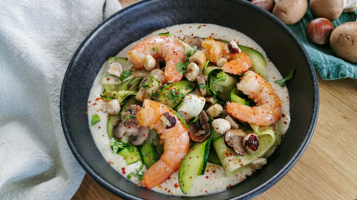 Craquez pour les saveurs gourmandes de ce plat de tagliatelles de courgettes aux crevettes, c'est merveilleux !