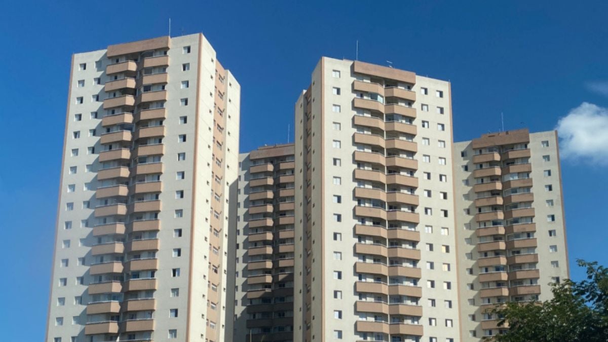 Paysage urbain avec des tours de logements 