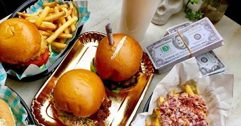 Le burger de Pablo Escobar servi avec de la fausse cocaïne et des faux billets de banque!