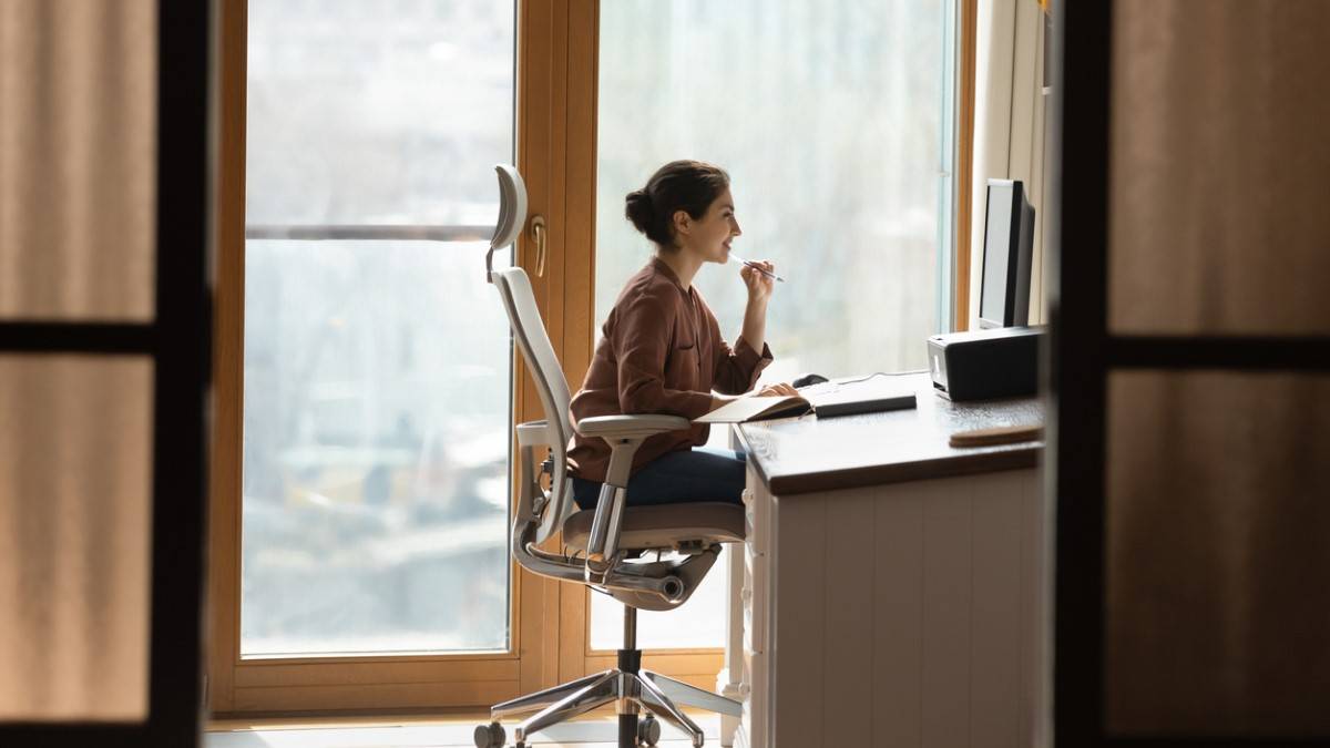 Une femme assise à un bureau