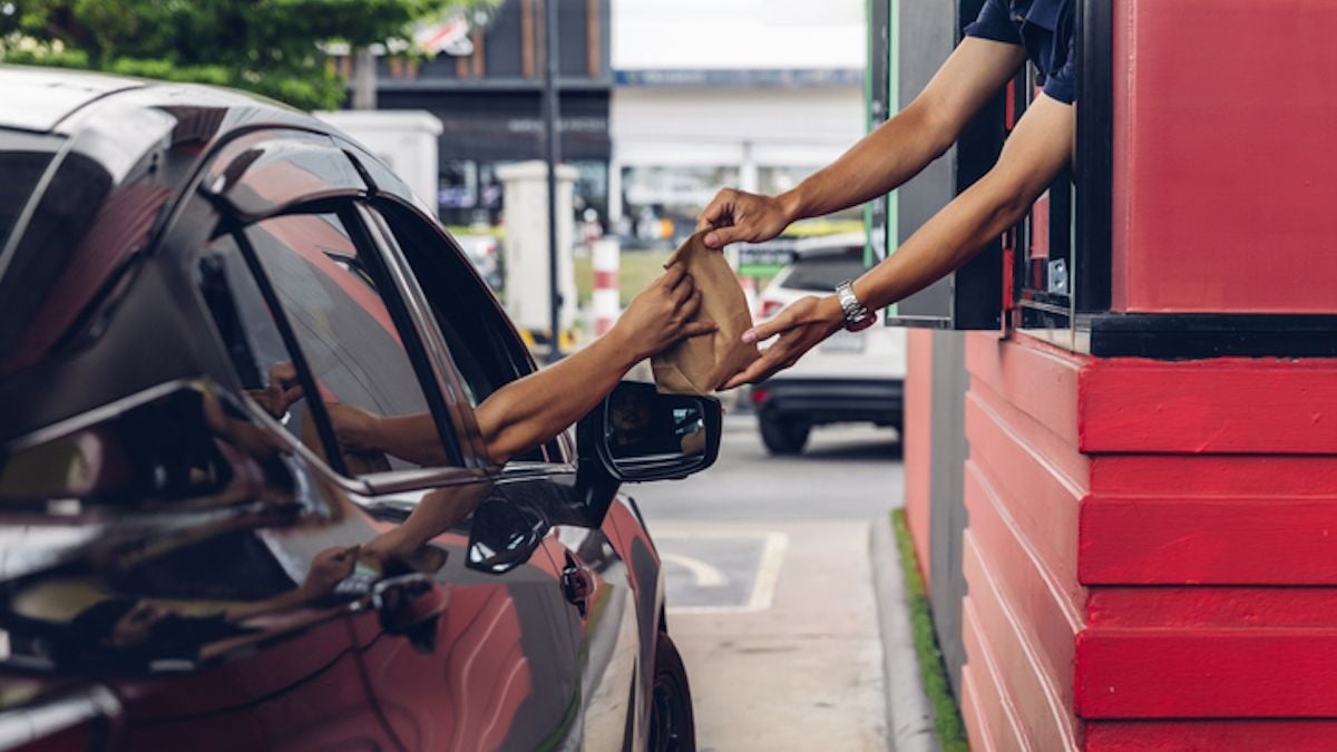 Dans les drive-in de fast-food, cette pratique courante au volant vous expose à une lourde amende