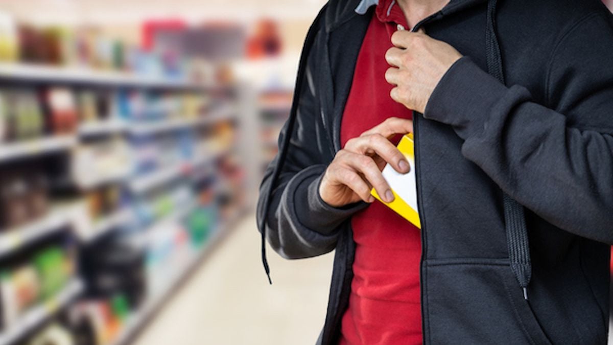 Malgré un salaire respectable, il est contraint de voler dans les magasins pour manger 