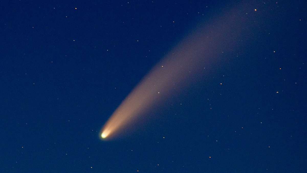 comète avec queue dans l'espace