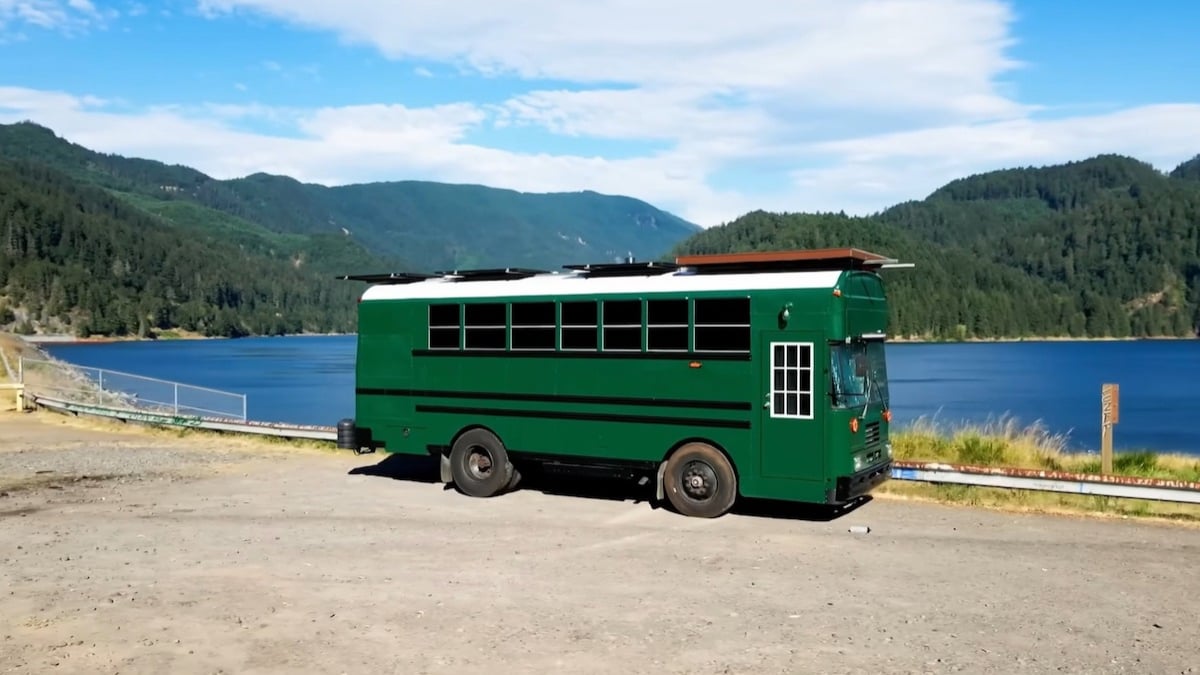 un bus scolaire transformé en tiny house mobile