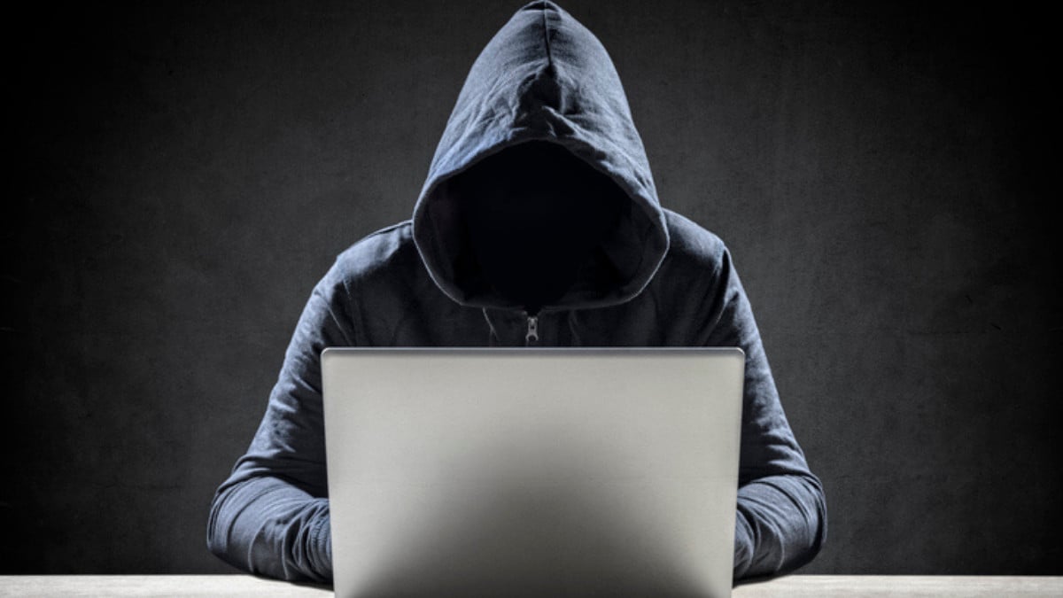 Un hacker en train de commettre un piratage informatique