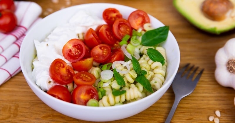 Une salade de pâtes Fusilli au pesto d’avocat avec tomates et burrata pour un repas léger et gourmand !