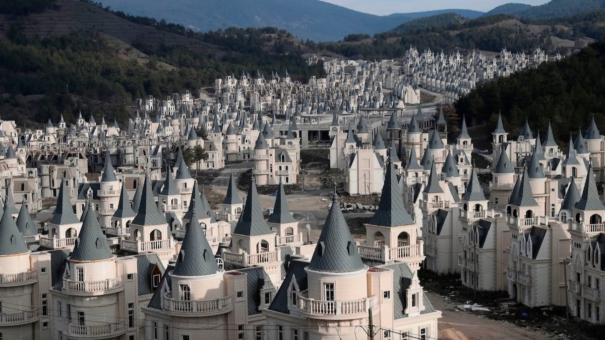 Cette ville composée de 580 châteaux de coûté plus de 200 millions de dollars... elle est aujourd'hui complètement à l'abandon