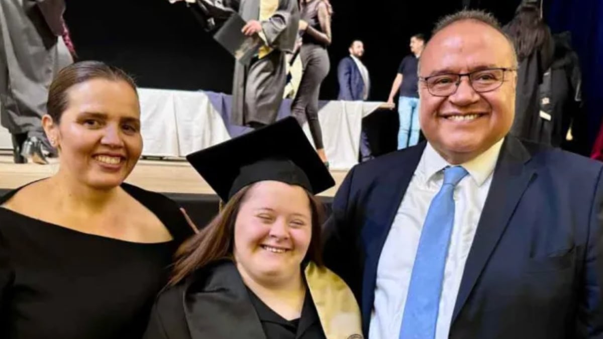 Ana Victoria et ses parents lors de la remise des diplômes