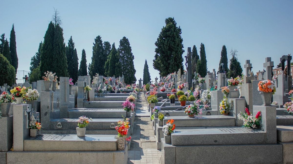 Elle se recueille sur la tombe de sa fille... et décède en chutant dans un caveau ouvert