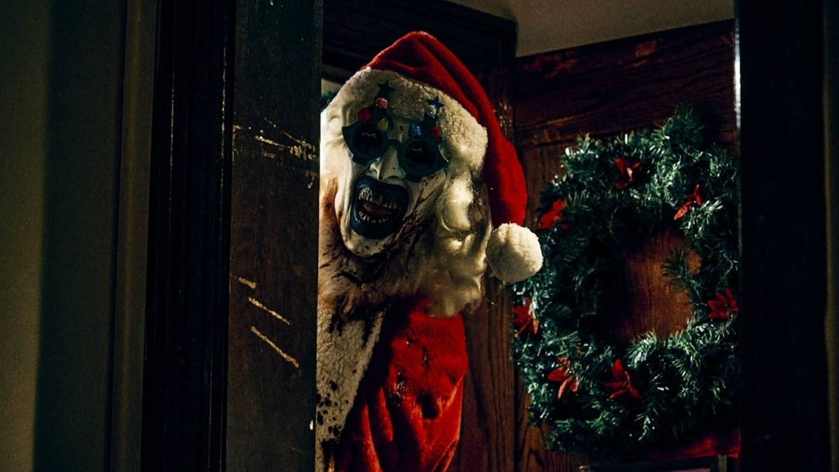 extrait du film Terrifier 3 montrant un clown tueur en costume de Père Noël