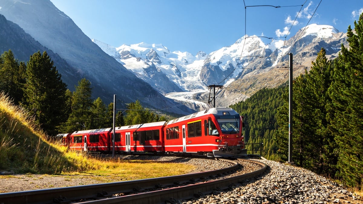 train parcourant les montagnes des Alpes suisses 