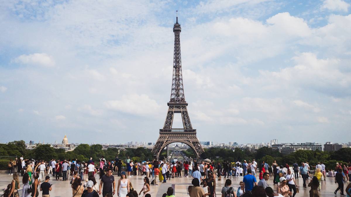 La Tour Eiffel entourée de touristes