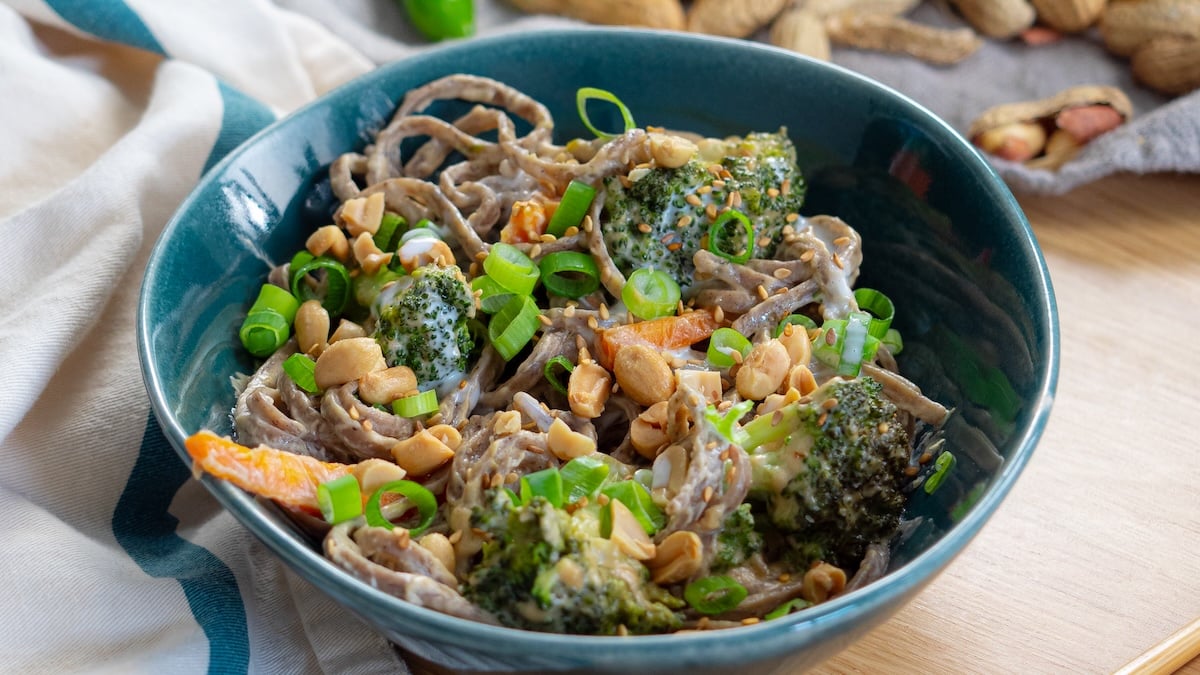 De savoureuses nouilles soba aux légumes et cacahuètes pour un repas rapide et facile à faire !