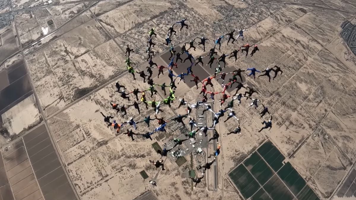 96 parachutistes battent un record du monde en réalisant un exploit spectaculaire