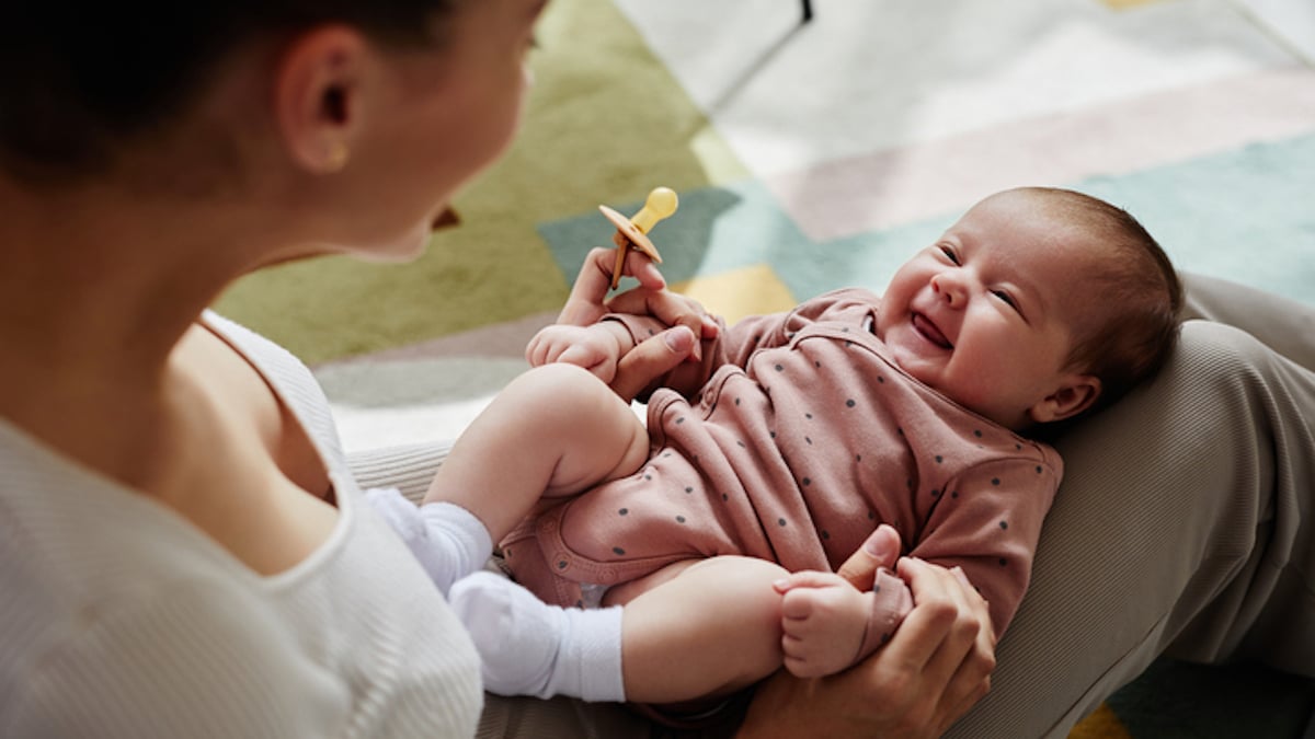 Un bébé gardé par une baby sitter