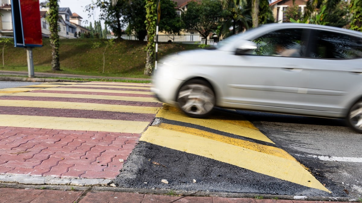 voiture roulant sur un ralentisseur trapezoïdal