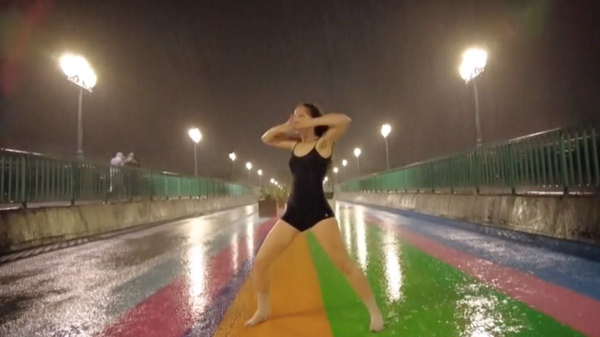 Elle danse sous la pluie en pleine nuit d'orage, sa vidéo devient un hymne à la joie sur les réseaux sociaux