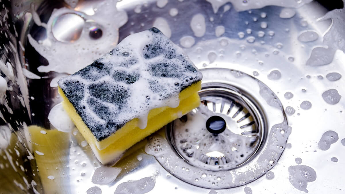 Lavez votre éponge en 2 minutes seulement grâce à cette astuce simple et efficace
