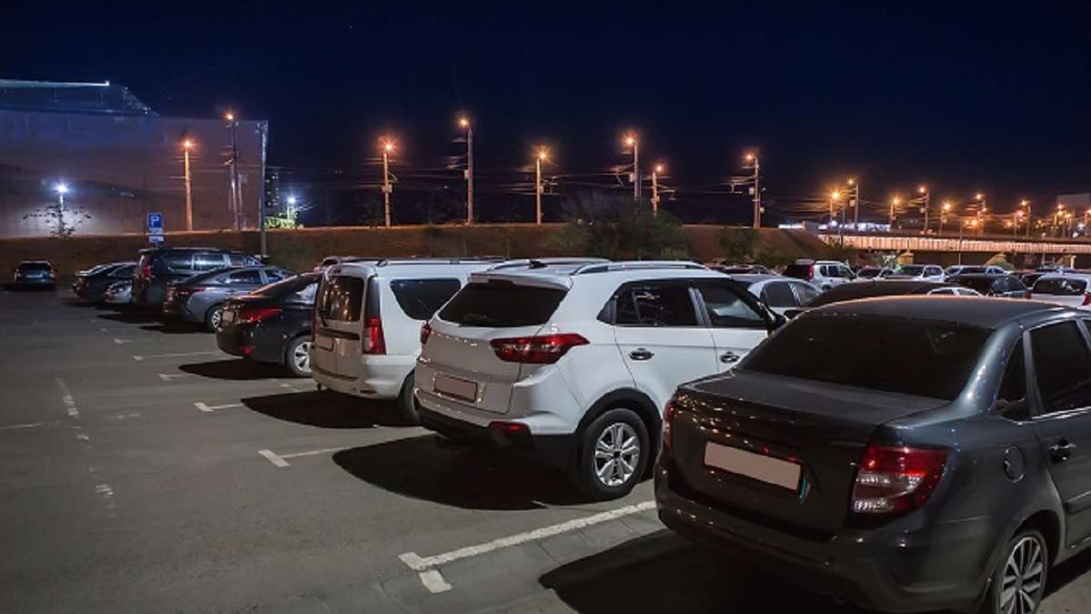 voitures dans un parking la nuit