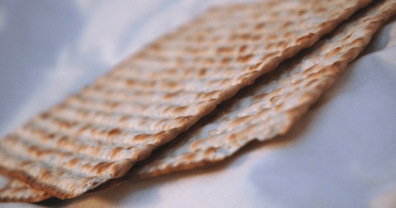 Close up morceaux carrés de pain azyme des craquelins, des biscottes juif  traditionnel Photo Stock - Alamy