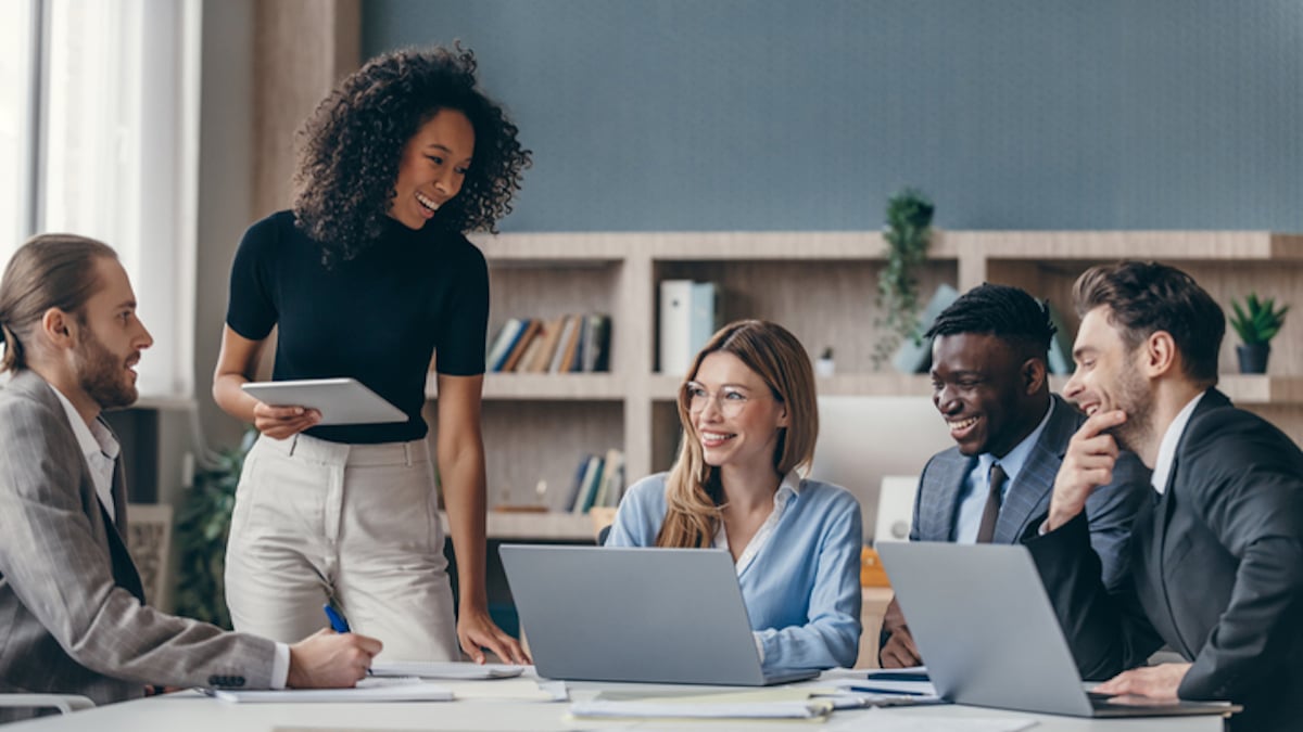 Des employés au bureau