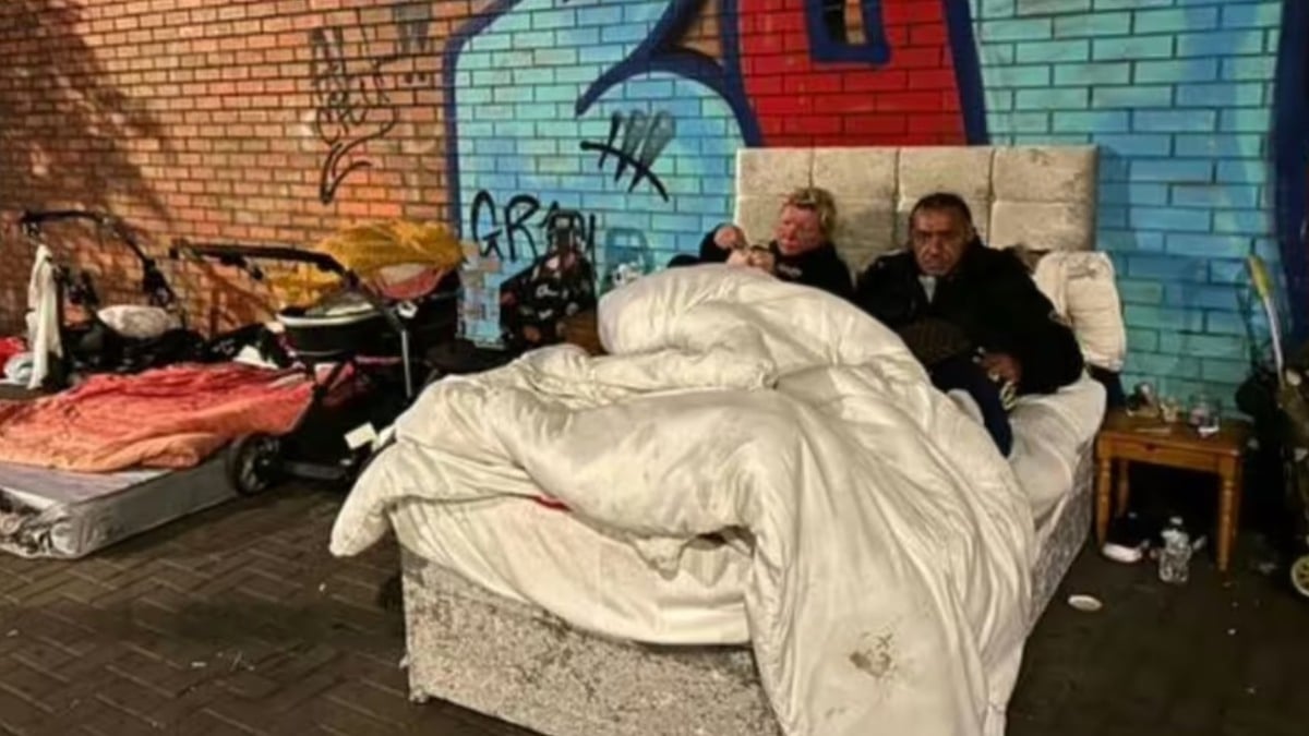 Cette SDF enceinte est obligée de vivre dans un lit en pleine rue avec son compagnon