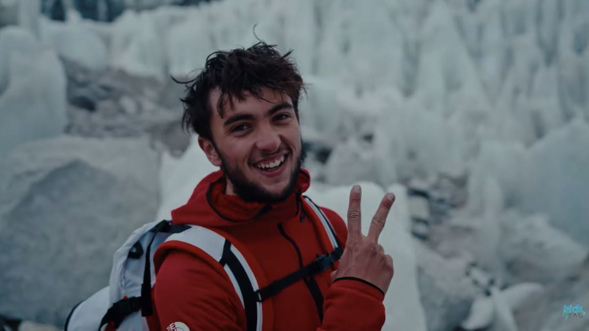 Le YouTubeur Inoxtag durant son ascension de l'Everest