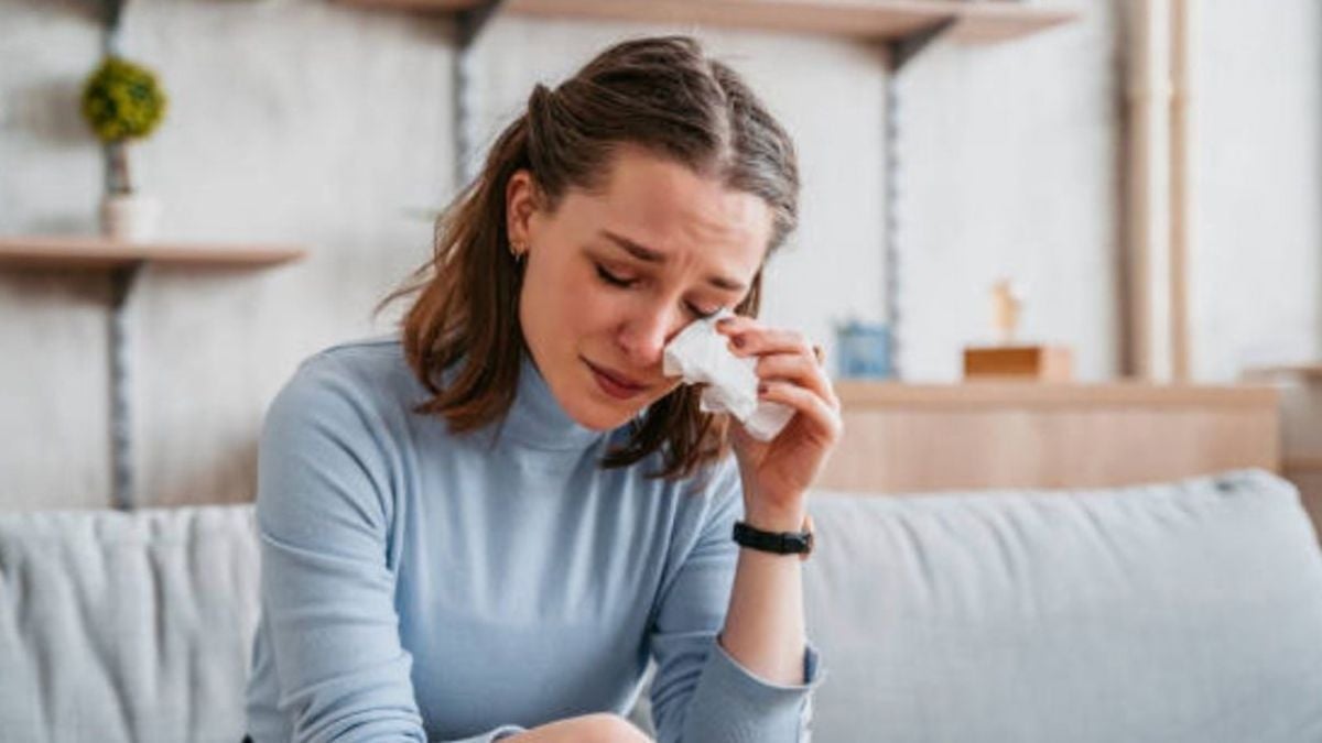 Cette femme s'effondre en apprenant la trahison de sa meilleure amie et demande conseil aux internautes 