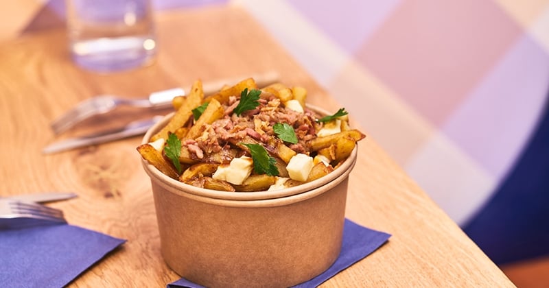 Vous rêviez de voyager au Québec ? Découvrez son plat emblématique à Paris avec La Maison de la Poutine  !