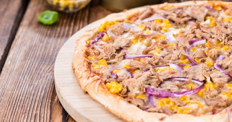 Renouvelez vos recettes italiennes avec une pizza au thon et maïs !
