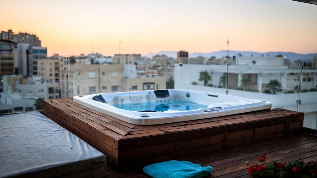 Un jacuzzi sur une terrasse