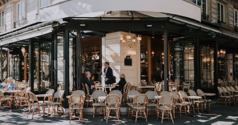 Les restaurants et les bars parisiens pourraient rouvrir dans la rue