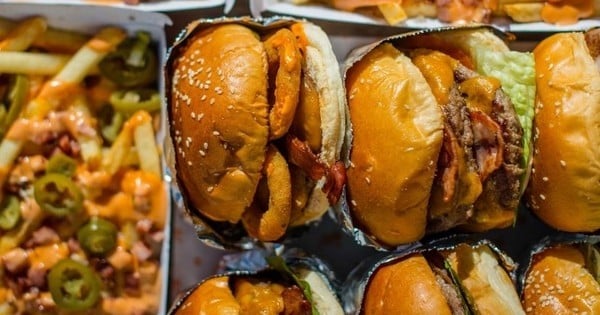 On a découvert le moyen de manger des burgers GRATUITS... À VIE !