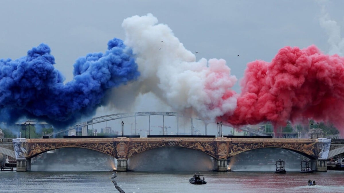 Photo du pont d’Austerlitz aux couleurs de la France