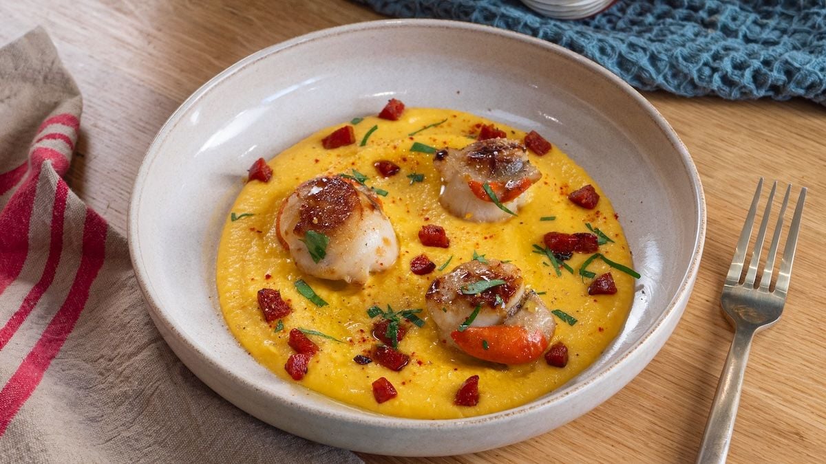 Cette assiette de Saint-Jacques, crème de butternut et chorizo est très raffinée et savoureuse pour les fêtes