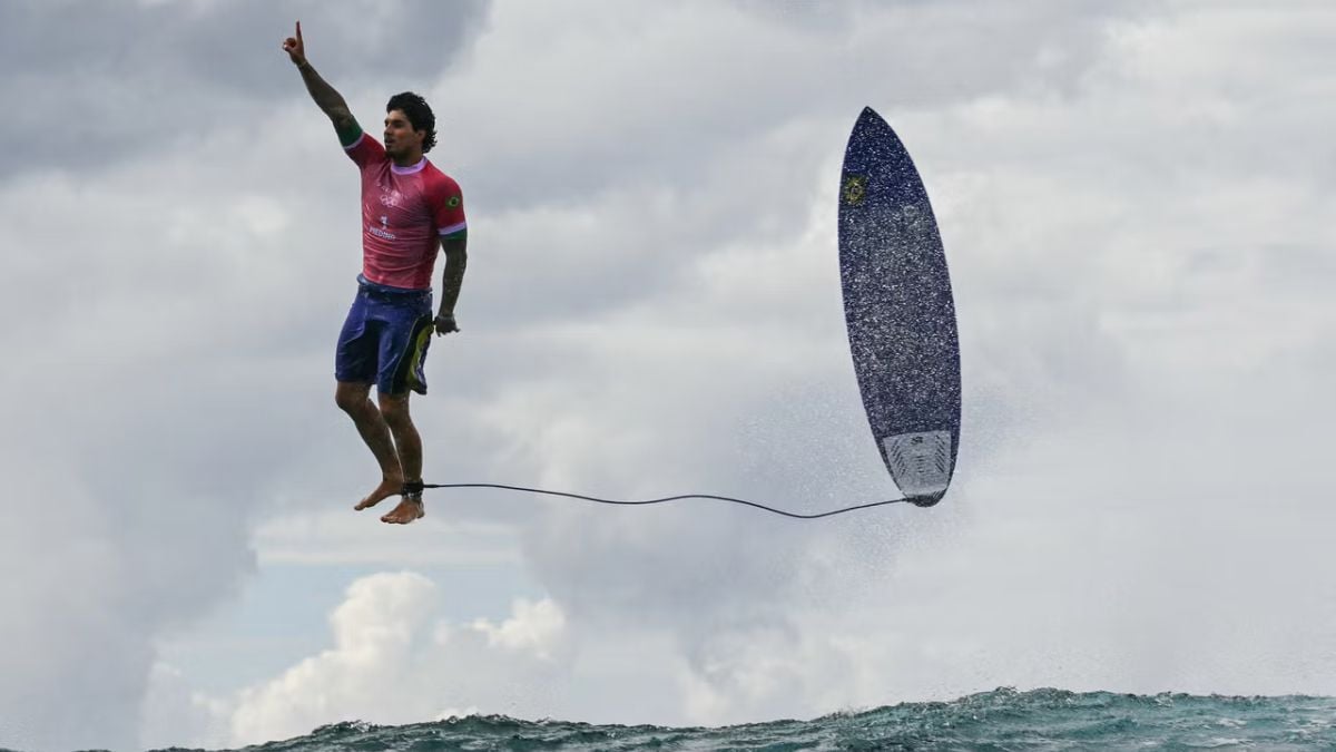 Le surfeur Gabriel Medina survole l'océan à Tahiti durant les JO 2024