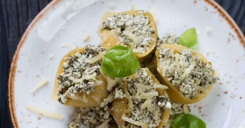 Goûtez le meilleur de la cuisine méditerranéenne avec cette recette de conchiglie farcis aux épinards, aux olives et à la feta !